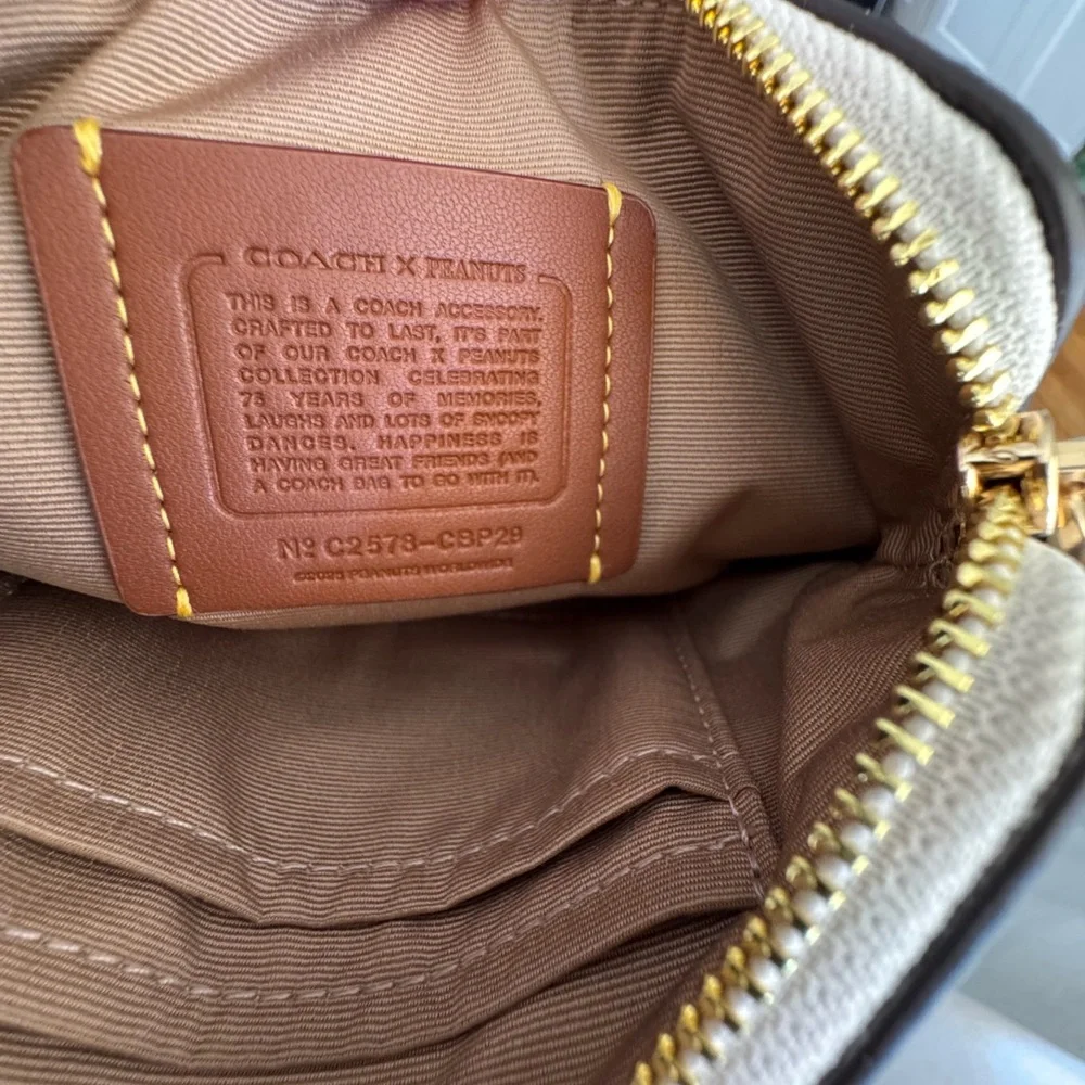 Coach x Peanuts Corner Zip Wristlet NWOT - Picture 14 of 15